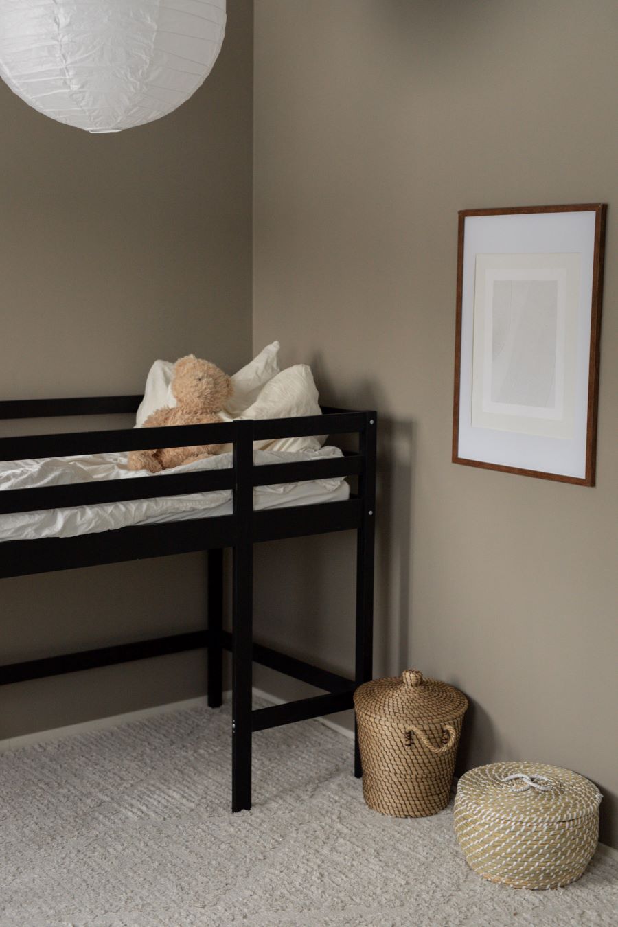 Tyylikäs ja leikkisä harmaa lastenhuone